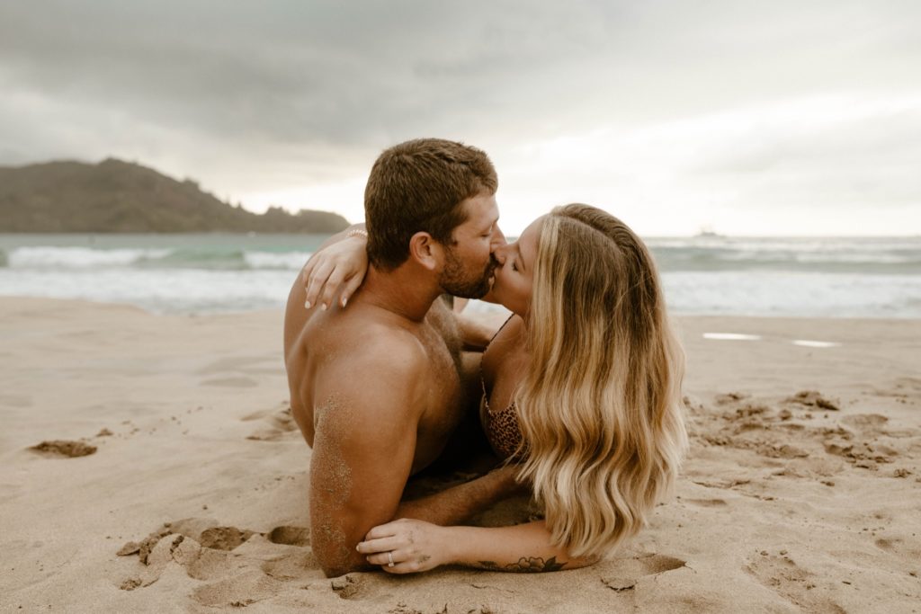 couple kissing on the beach

