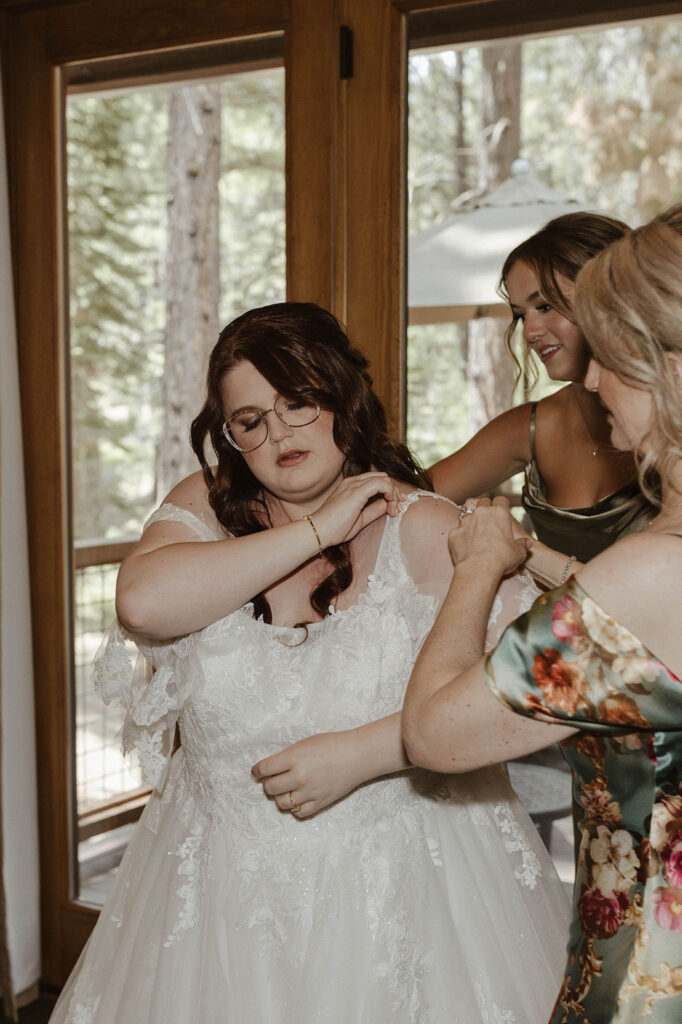 bride getting ready with her family in graeagle